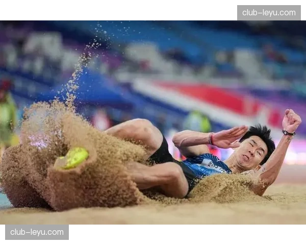 亚沙会沙滩田径：越南选手范文义以7.44米夺得男子跳远金牌